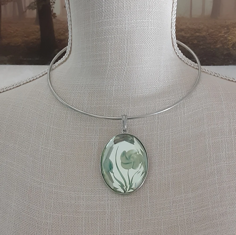 Floral Pendant Silver Tone Circle Necklace (C 1945) - Picture 1 of 6